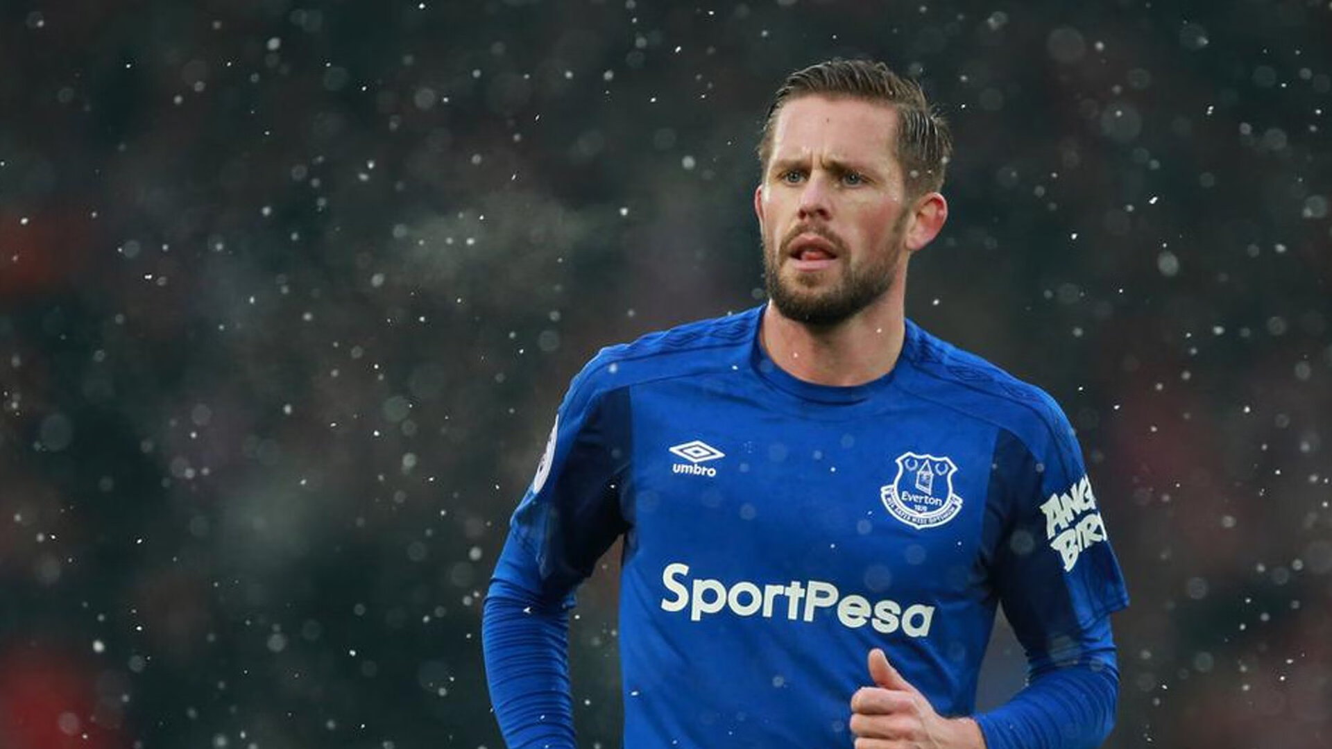 《虚拟现实电竞：沉浸式体验开启新篇章》，虚拟现实技术给电竞赛事带来的创新